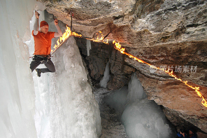 攀冰者冒着危险爬着着火的绳子