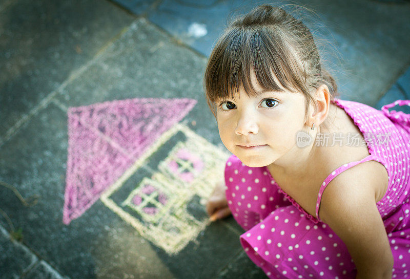 小女孩在人行道上画画