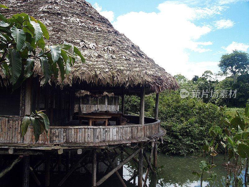 厄瓜多尔卡帕维保护区热带丛林森林中的亚马逊房屋