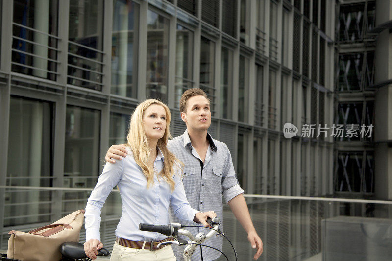 年轻夫妇骑着自行车散步