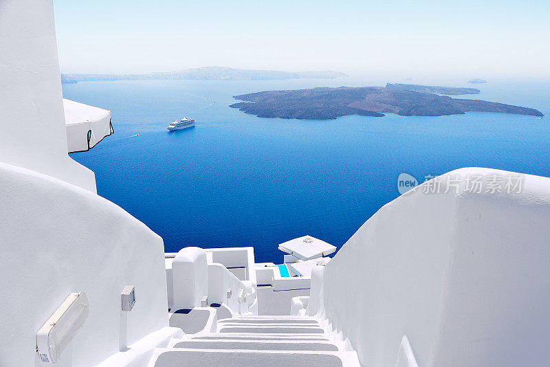 白色楼梯和地中海海景圣托里尼，希腊