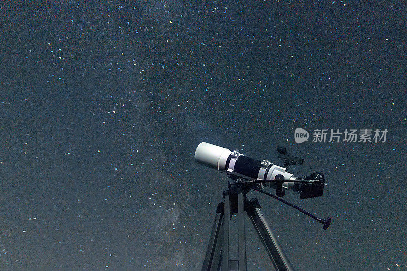 真实夜空中的望远镜。折射望远镜的类型。望远镜