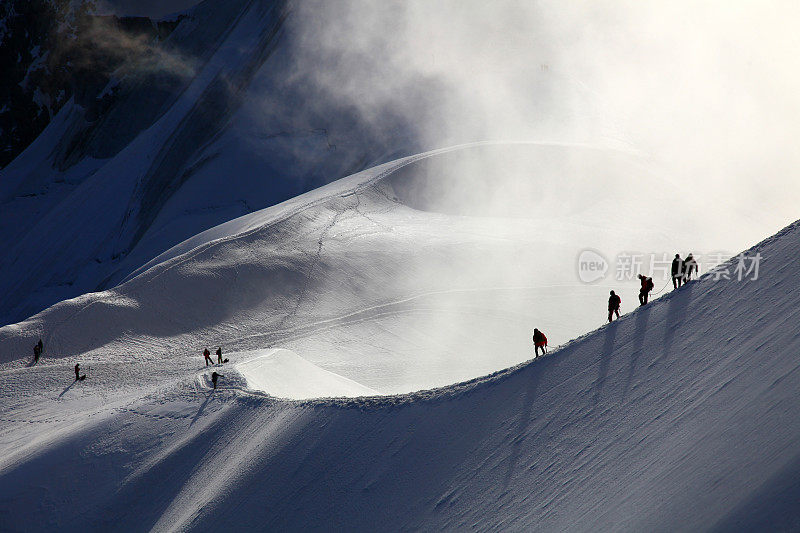 登山运动员在雪堆中前进