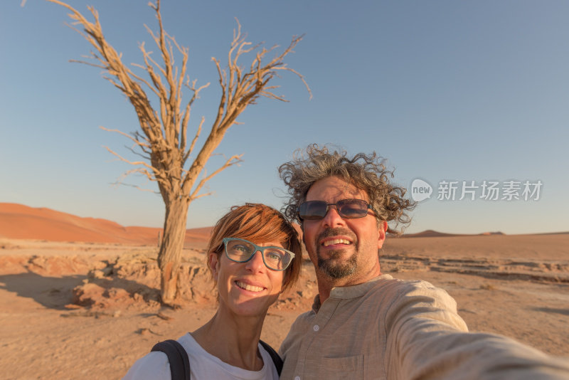 一对情侣在非洲纳米比亚的纳米布沙漠自拍