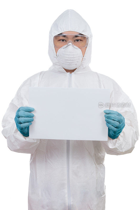 穿着防护服的亚洲华人科学家手持白纸板