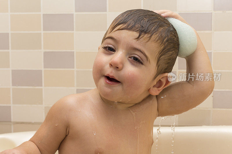 可爱的男孩快乐洗澡
