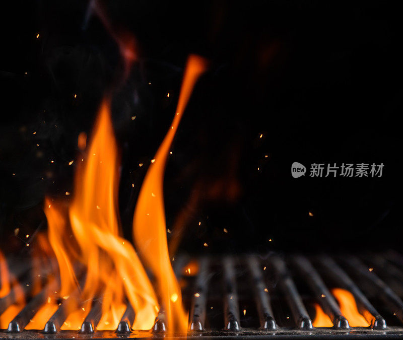 用明火清理燃烧的木炭烤架