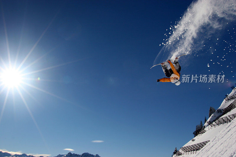 360度滑雪板跳跃在一个美丽晴朗的日子