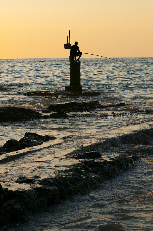 黎巴嫩贝鲁特海边渔夫的剪影