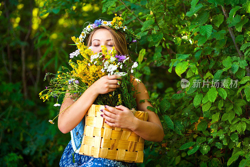 戴花圈的女人