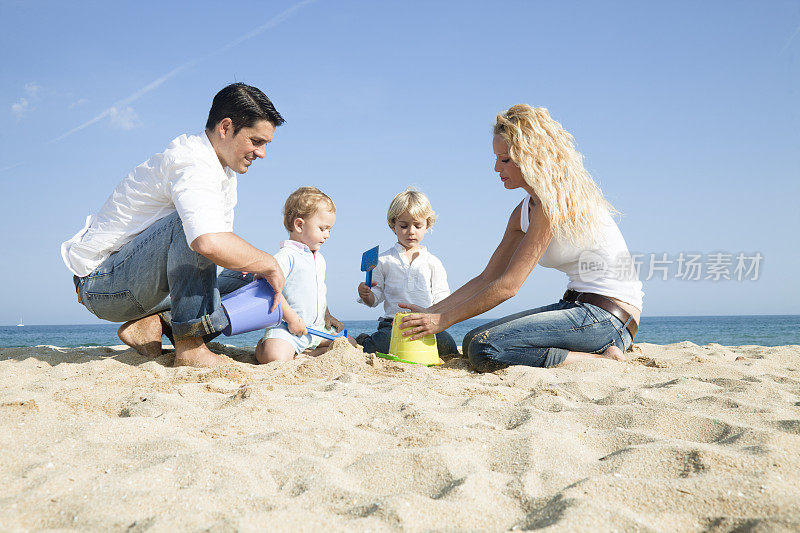 一家人在沙滩上玩耍