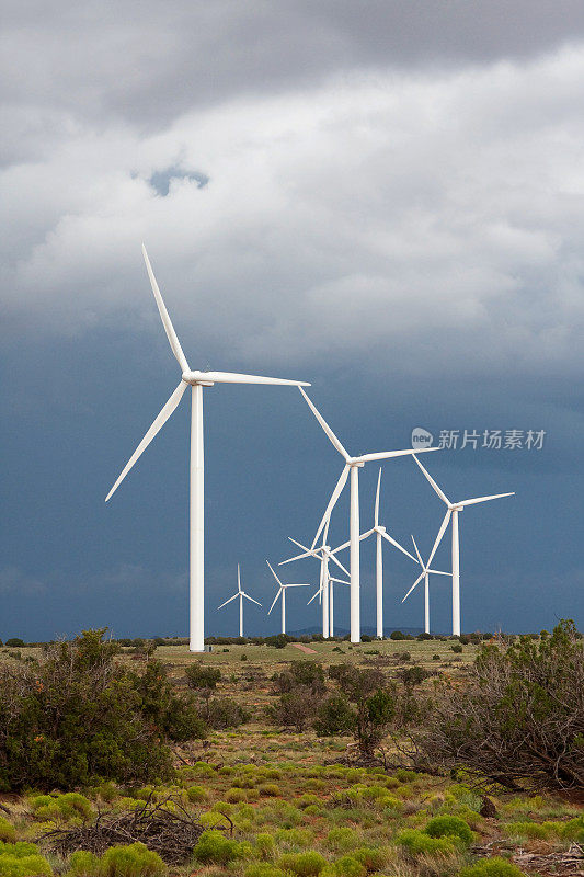 暴风天空的替代能源风力涡轮机农场