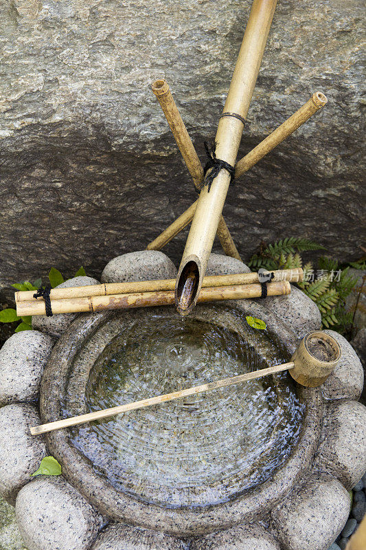 传统的日本竹制喷泉