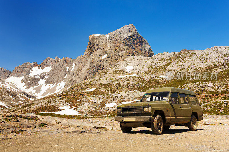 山上的老式4x4越野车