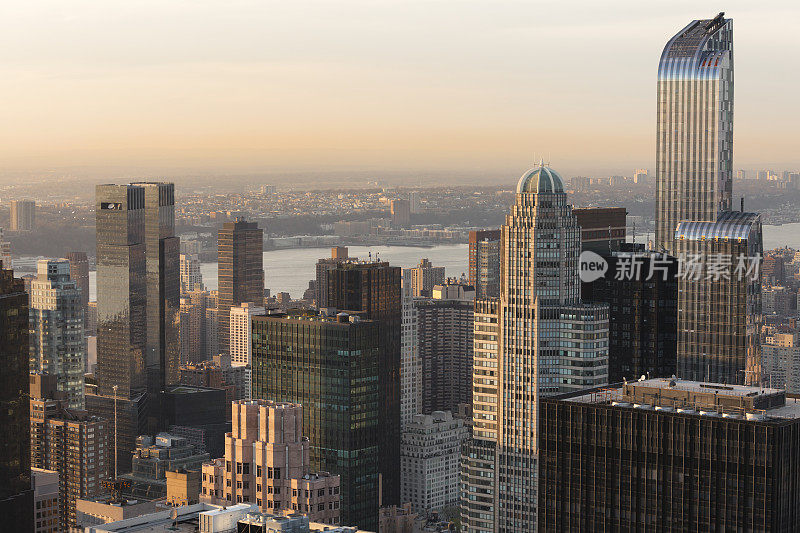 日落之光中的摩天大楼，纽约，曼哈顿中城
