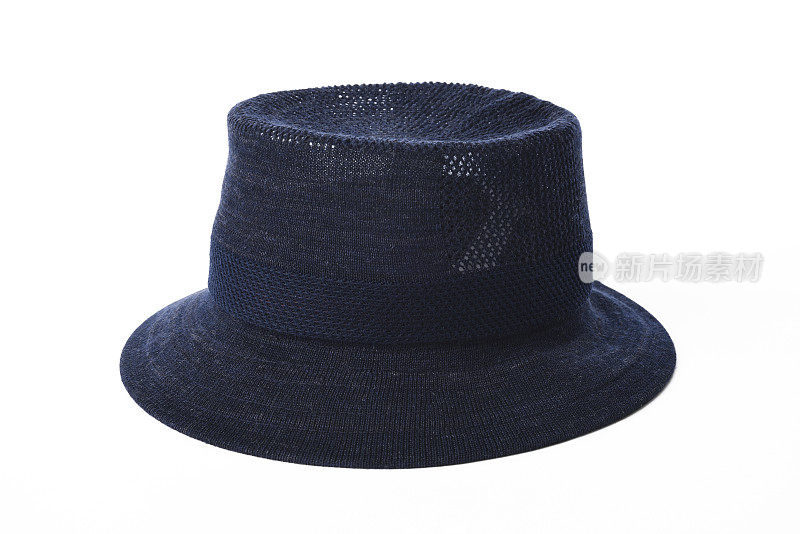 孤立的镜头深蓝色的帽子在白色的背景