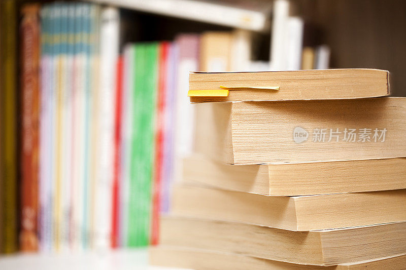 书堆以五彩书脊为背景。