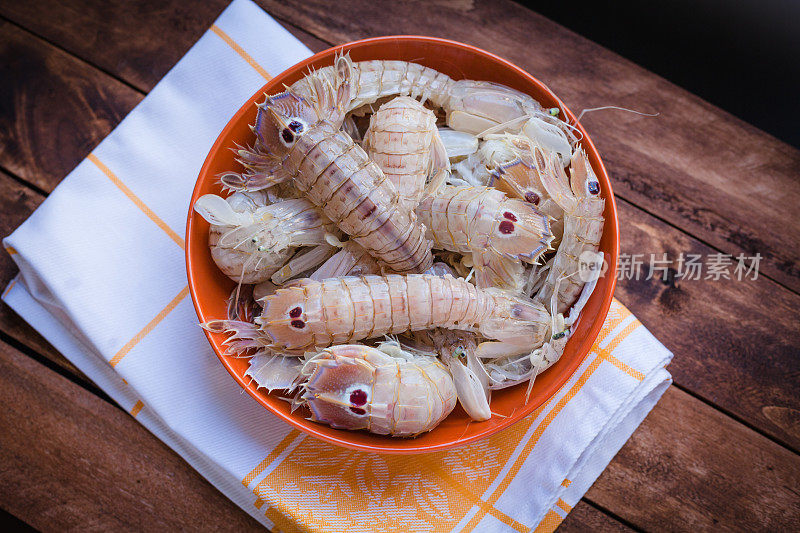 鲜虾螳螂装盘待煮