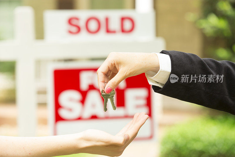 房屋出售标志。房产经纪人给买家钥匙。首页出售。