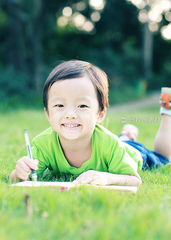 孩子们在草地上看书