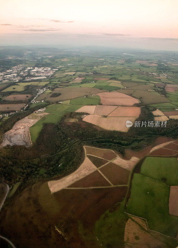 从飞机窗口看，这是典型的威尔士农田