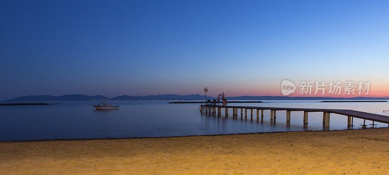 日落时分，土耳其巴利克希尔阿瓦里克夏日小镇的海滩海岸