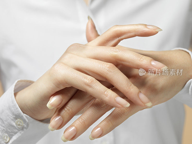 女人的手。