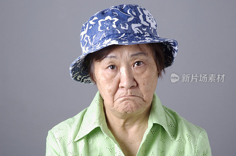 一脸不高兴的资深亚洲女人