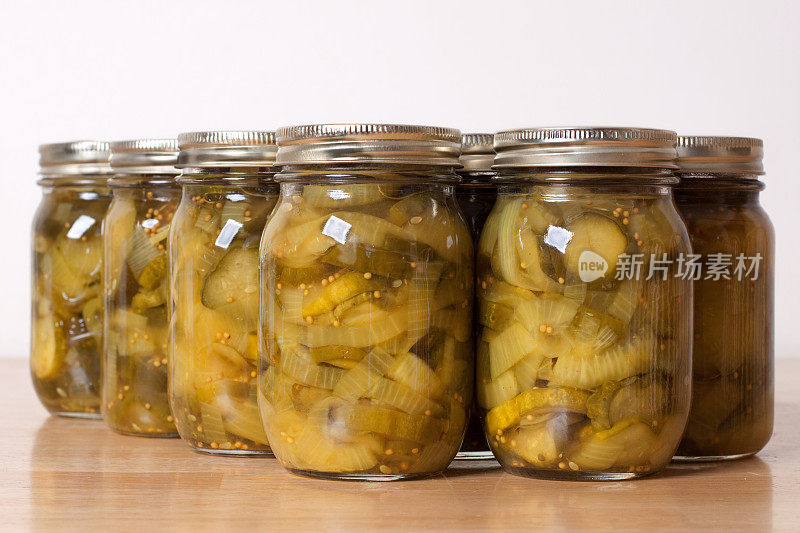 玻璃罐装储存罐中的泡菜