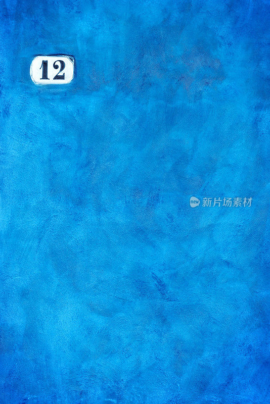 12饱和蓝色石膏墙，纹理背景