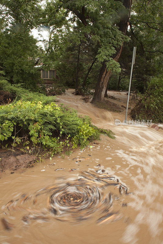 巨石泛滥的洪水泻过科罗拉多州的庭院