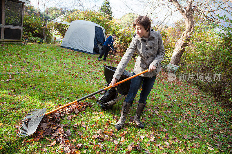 秋天，十几岁的孩子们帮忙清理后院