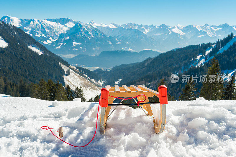 冬季景观中的雪橇