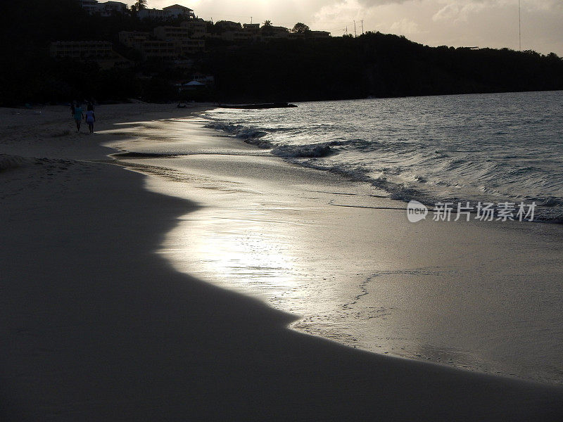 太阳落山后的小海滩…热带的位置