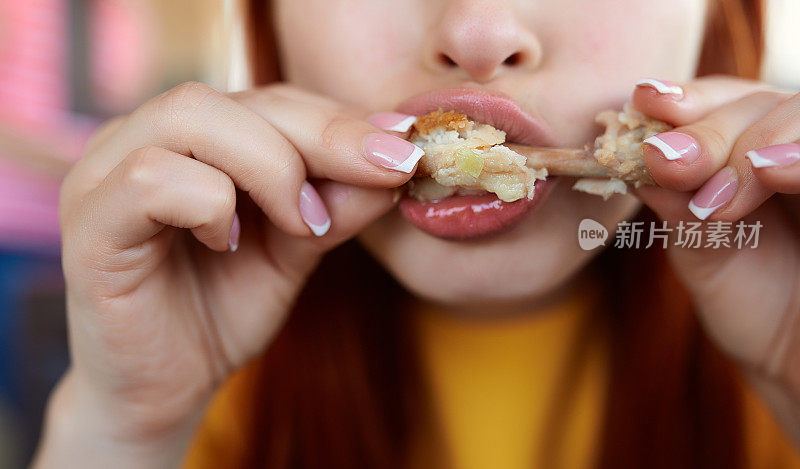 正在吃鸡腿的女人