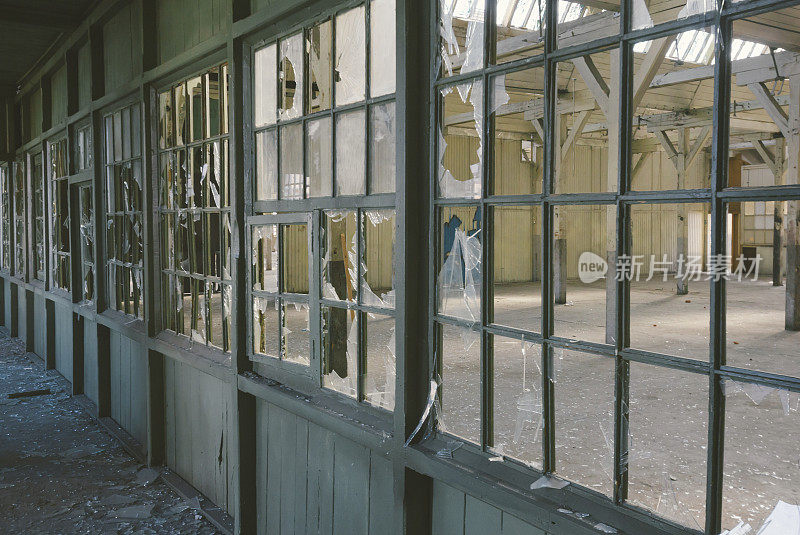 废弃工厂的破窗户