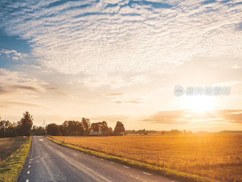 乡间小路在阳光下升起