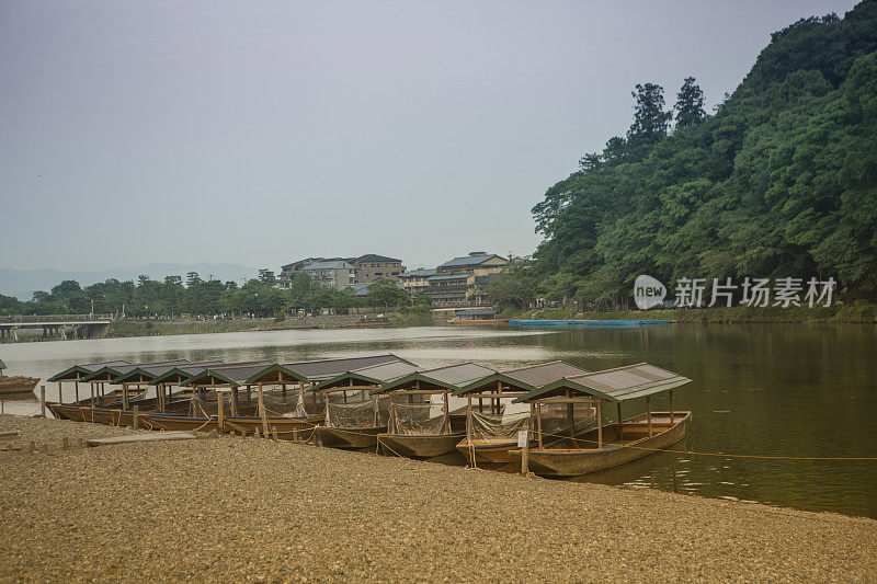 日本京都岚山市的河上的船