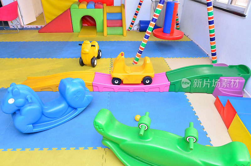 幼儿园孩子们的游戏室里有许多玩具
