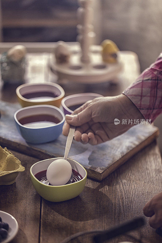 用天然染料给复活节彩蛋上色