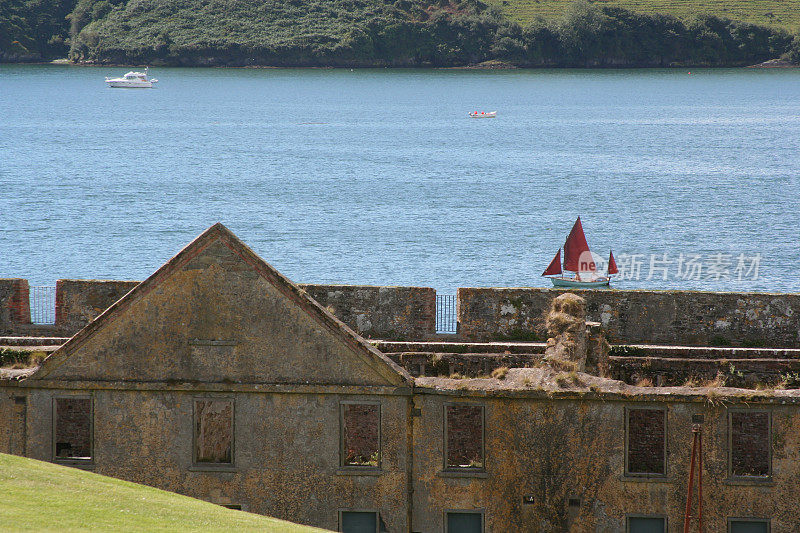 堡垒那边的红色帆船