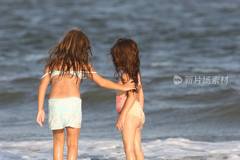沙滩上的姐妹