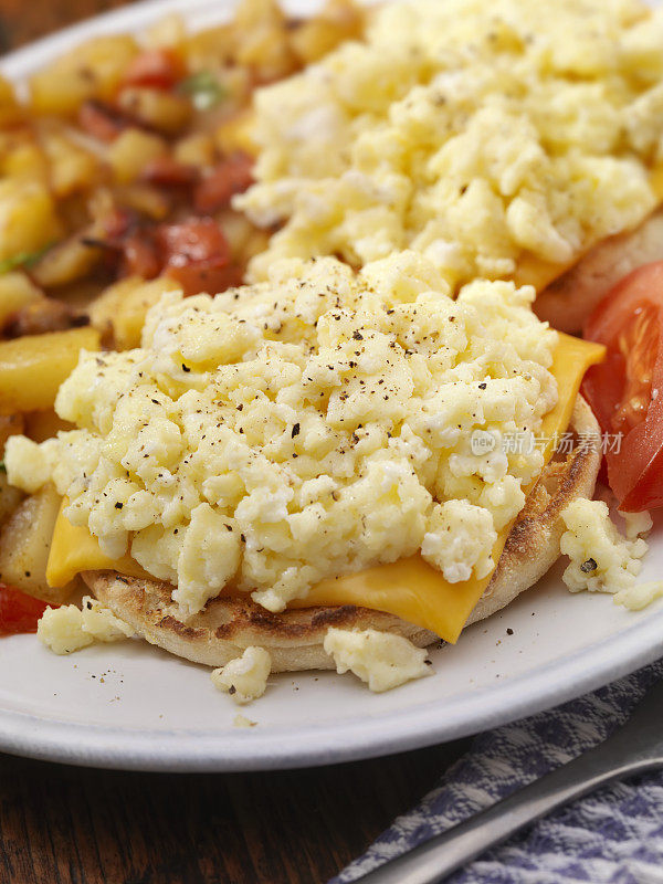 鸡蛋和奶酪早餐三明治