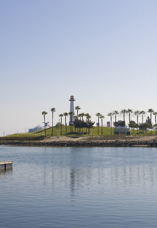 阳光明媚的长滩灯塔和棕榈树