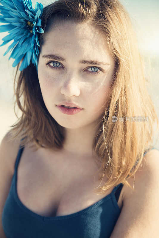 可爱的女孩，蓝花头发，太阳耀斑。