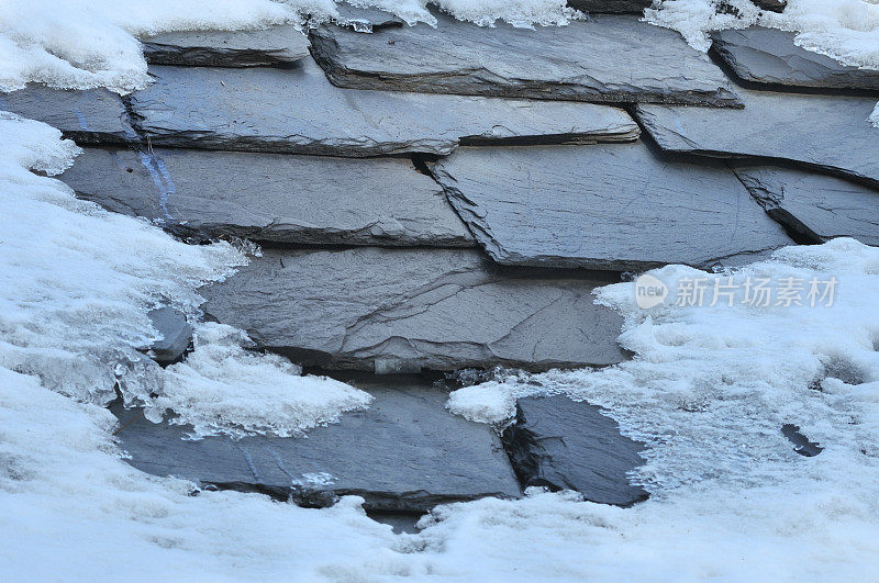 屋顶瓦片上覆盖着雪