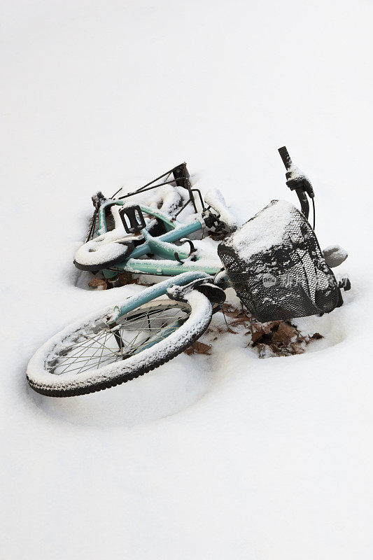 在雪地里骑自行车。