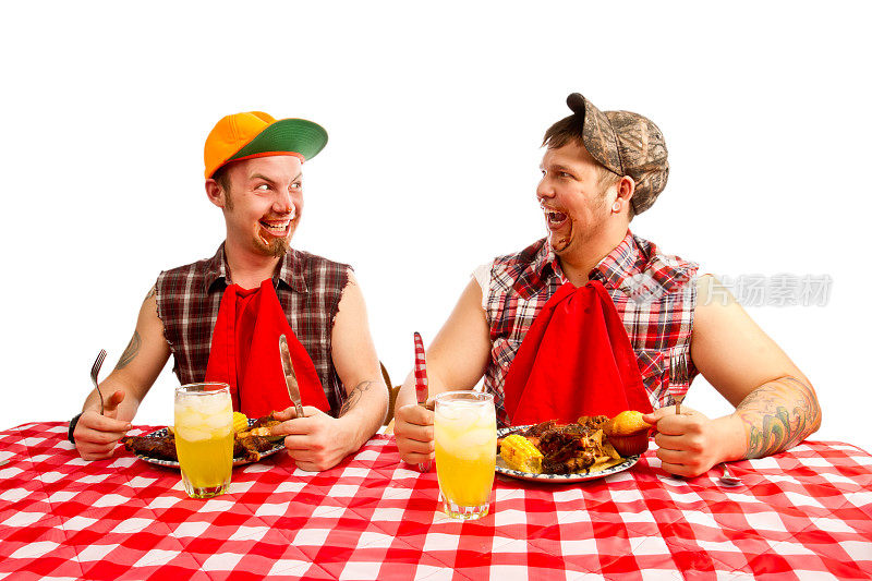 两个年轻人红脖子吃烤肉