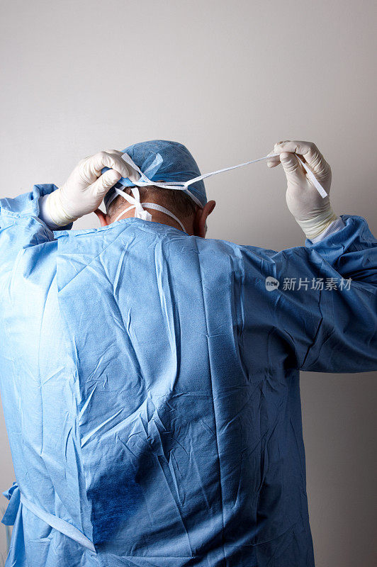 外科医生在消毒消毒中摘除口罩