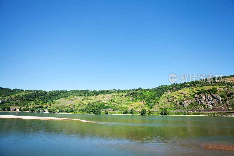 夏季，莱茵河中游上游